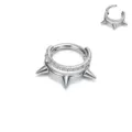 Detailansicht des doppelten Edelstahl Piercingrings mit glänzenden Zirkonia und spitzen Spikes. - 1.2*8mm / Silber