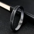 Bracciale in pelle nera con motivo a piuma goffrata e chiusura magnetica in acciaio. - Stile 5