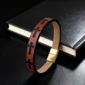 Detailansicht des Herren Leder Armbands mit Kreuz Muster und goldenem Magnetverschluss. - Braunes Leder Kreuz Stil (SL-695-1) / 19cm