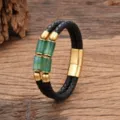 Nahaufnahme des doppelten schwarzen Lederarmbands mit grünen Steinperlen und Magnetverschluss. - Grüner Achatstein-Stil / 19cm / Gold