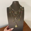 Goldfarbene mehrlagige Halskette mit Sonne Mond Stern Anhängern und bunten Natursteinen. - Lagen-Look Splitter Sonnenblume Kette (XL5378)