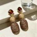 Pendientes étnicos retro de cuerda de cáñamo tejida, detalle geométrico con cristal. - Estilo Tejido Marrón (EH3196)