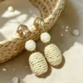 Vista detallada de pendientes de cuerda tejida vintage con tachuelas de cristal. - Estilo Tejido Blanco (EH3197)