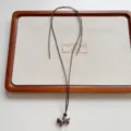 Nahaufnahme der niedlichen gefleckten Hundehalskette mit verstellbarer brauner Kordel, Schmuck. - Dunkelbraune Polka Dot Welpen Halskette (XL5121B)