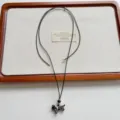Hübsche gepunktete Welpen-Anhänger Halskette mit verstellbarer Kordel, schicke Pulloverkette. - Schwarze Polka Dot Welpen Halskette (XL5121C)