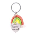 Vue détaillée du porte-clés arc-en-ciel en macramé avec pendentif en acier inoxydable. - Style Arc-en-ciel Tissé Cœur 6