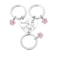 Detailansicht des Edelstahl Herz Puzzle Schlüsselanhänger Sets mit rosa Blumenanhänger Geschenk. - Mutter Tochter Herz Puzzle