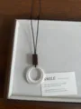 Vista dettagliata della collana con ciondolo ad anello bianco perla in stile etnico. - Collana con Anello Grande (XL5467D)