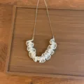 Délicat collier de perles en dentelle française, élégante chaîne ras-de-cou minimaliste pour femmes. - Style Perles à Cordon / Collier en Perles de Rocaille Réglable (XL5294)