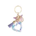 Vue rapprochée du porte-clés en résine avec pompon violet et pendentif papillon brillant. - Papillon Gland Coeur (Coeur Violet)