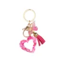 Gros plan détaillé du porte-clés cœur en résine rose avec charm papillon mignon et pompon. - Papillon Gland Coeur (Pierre Rose)