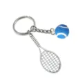 Detailansicht eines kreativen Metall Tennisschläger und blauen Ball Schlüsselanhängers Souvenir. - Tennis Blau