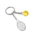 Metall Tennisschläger Schlüsselanhänger Detail Nahaufnahme, kreativer Sport Anhänger. - Tennisgelb
