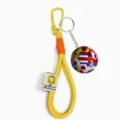 Detailaufnahme des Fußball-Lanyard-Schlüsselanhängers mit Flaggen und geflochtenem Seil. - Gelb