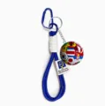 Fußball Weltmeisterschaft Schlüsselanhänger mit Flaggen Ball, blaue Kordel und Karabiner. - Blau