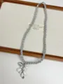 Collar trenzado plateado detalle con cuentas de lágrima blancas y textura artesanal. - Collar de Cuentas XL0413