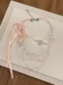 Collana di perle multistrato stile balletto con nastro rosa e ciondolo farfalla in cristallo. - Rosa (Z-2564)