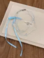 Dettaglio collana di perle delicata a tre strati con grazioso fiocco blu, gioiello di design di nicchia. - Blu (Z-2561)