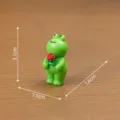 Mini resin frog figurine holding rose, cute cartoon animal desktop ornament for DIY dollhouse decor. - 3.1x1.5x1.6cm