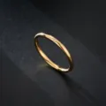 Bague fine minimaliste en acier inoxydable de couleur or avec une petite pierre scintillante. - Taille 5 / Strass Unique / Or