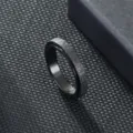 Schwarzer Spinner Ring Detail, 4mm gefrostete Textur Edelstahl Band, minimalistischer Schmuck. - Größe 5 / Mattierter Spinner-Stil (4mm) / Schwarz