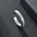 Detailansicht des 4 mm gefrosteten Spinnerrings mit strukturierter Oberflaechenstruktur. - Größe 5 / Mattierter Spinner-Stil (4mm) / Silber