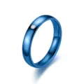 Vue détaillée de bague bleue, largeur 4mm, surface bombée minimaliste avec une pierre. - Taille 5 / Bleu