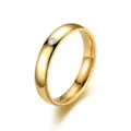 Vue détaillée de la bague minimaliste dorée de 4 mm avec un diamant étincelant serti à plat. - Taille 5 / Or