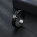 Gros plan détaillé d'une bague rotative en acier inoxydable noir avec chiffres romains. - Taille 7 / Noir
