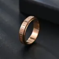 Gros plan détaillé de la bague rotative en acier inoxydable or rose avec chiffres romains. - Taille 7 / Or rose