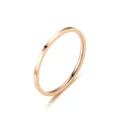 Vue rapprochée détaillée de la surface de la bague fine minimaliste en acier inoxydable or rose. - Taille 5 / Or rose
