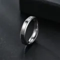 Bague classique en acier titane 4mm a double biseau et finition miroir polie pour un usage quotidien. - Taille 12 / Argent
