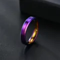 Vue détaillée d'une bague en acier titane de 4 mm avec des bords biseautés irisés. - Arc-en-ciel