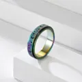 Dettaglio anello antistress in acciaio inossidabile con finitura arcobaleno satinata e stelle. - n.5 / Multicolore Girevole