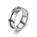 Detailansicht eines 8 mm breiten Edelstahlrings mit Mittelrille, modernes Schmuckdesign. - Größe 7 / Silber 8mm