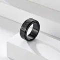 Détail de bague anti-anxiété pivotante en acier titane noir avec motif grec unique et élégant. - Taille 6 / Noir