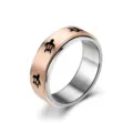 Détail de la bague en acier inoxydable doré rose avec des motifs de tortues noires. - Taille 6 / Or rose