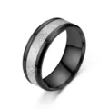 Gros plan sur bague en acier inoxydable, finition noire et insert motif météorite - Taille 6 / Noir