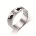 Nahaufnahme des drehbaren Titanstahl-Anti-Stress-Rings mit süßem Dinosaurier-Druck. - Brachiosaurus / Größe 6