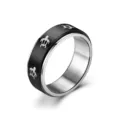 Vue détaillée de la bague anti-stress en acier inoxydable noir de 8 mm avec motifs de tortues. - Taille 6 / Noir