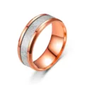 Bague en acier inoxydable avec insert météore texturé et bords biseautés en or rose. - Or rose
