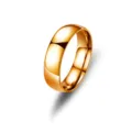 Gros plan détaillé d'une bague en métal doré minimaliste avec une finition brillante et polie. - Or rose