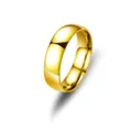 Gros plan d'une bague unie dorée minimaliste de 6 mm pour homme, finition polie. - Taille 7 / Or
