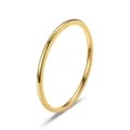 Vue détaillée de la bague fine dorée minimaliste de 1 mm avec une finition lisse brillante. - Taille 5 / Or