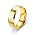 Détail en gros plan de la bague en acier inoxydable doré gravée de symboles runiques nordiques. - Taille 5 / Or