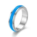 Detail de bague anti stress en acier inoxydable avec insert bleu et finition polie brillante. - Bleu ciel