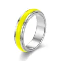 Gros plan bague anti-stress en acier inoxydable avec bande jaune vive, bijou tendance. - Taille 6 / Jaune