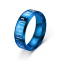 Gros plan détail de la texture de gravure de la bague runique viking en acier. - Taille 5 / Bleu