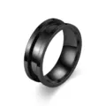 Detailaufnahme des 8 mm schwarzen Ringkerns mit mittlerer Nut und glänzender Oberfläche. - Größe 7 / Schwarz 8mm