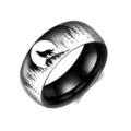 Vue detaillee de la bague en acier inoxydable noir 8 mm avec motif loup et foret. - Taille 6 / Noir